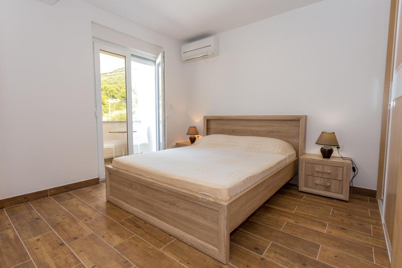 Butique Maris Apartment Комарна Екстериор снимка