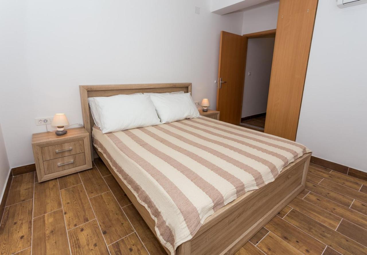 Butique Maris Apartment Комарна Екстериор снимка