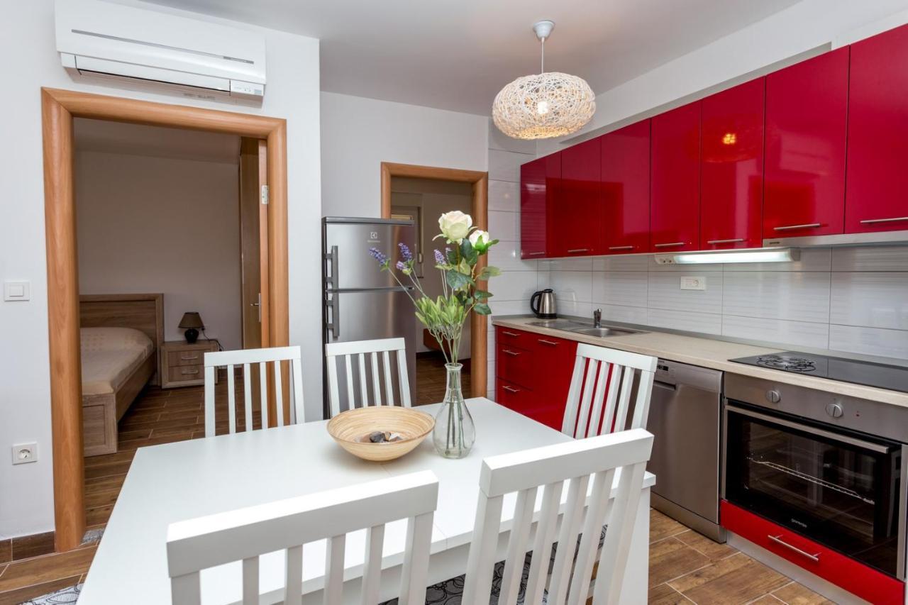 Butique Maris Apartment Комарна Екстериор снимка