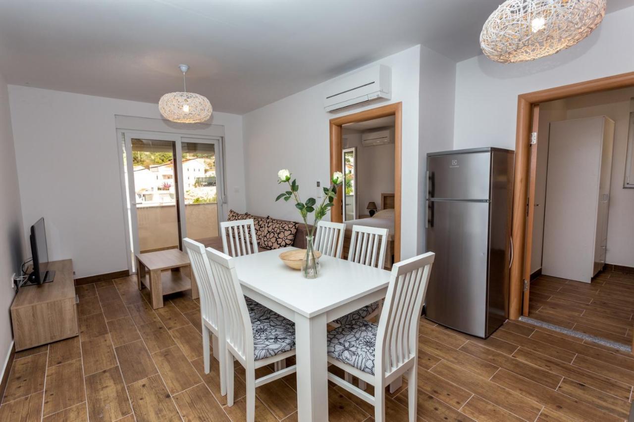 Butique Maris Apartment Комарна Екстериор снимка