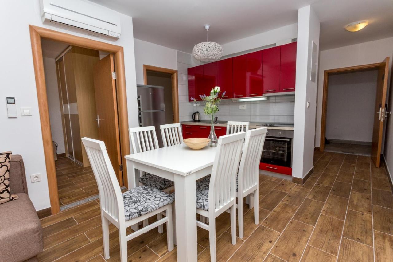 Butique Maris Apartment Комарна Екстериор снимка