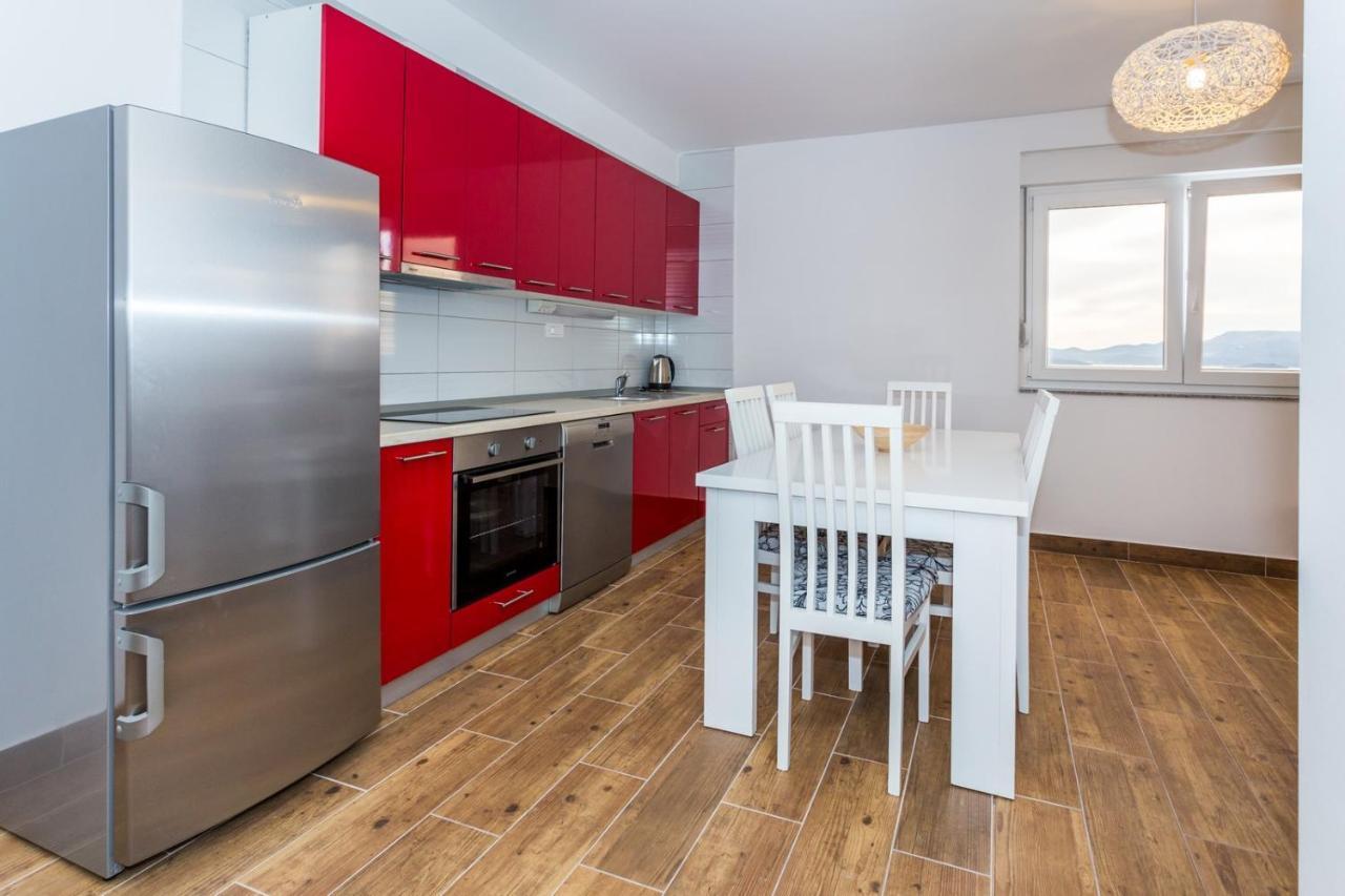 Butique Maris Apartment Комарна Екстериор снимка