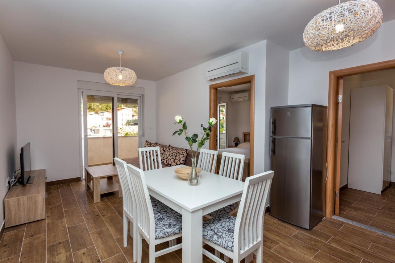 Butique Maris Apartment Комарна Екстериор снимка