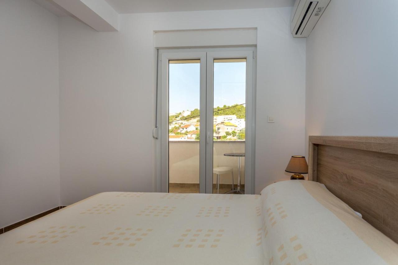 Butique Maris Apartment Комарна Екстериор снимка