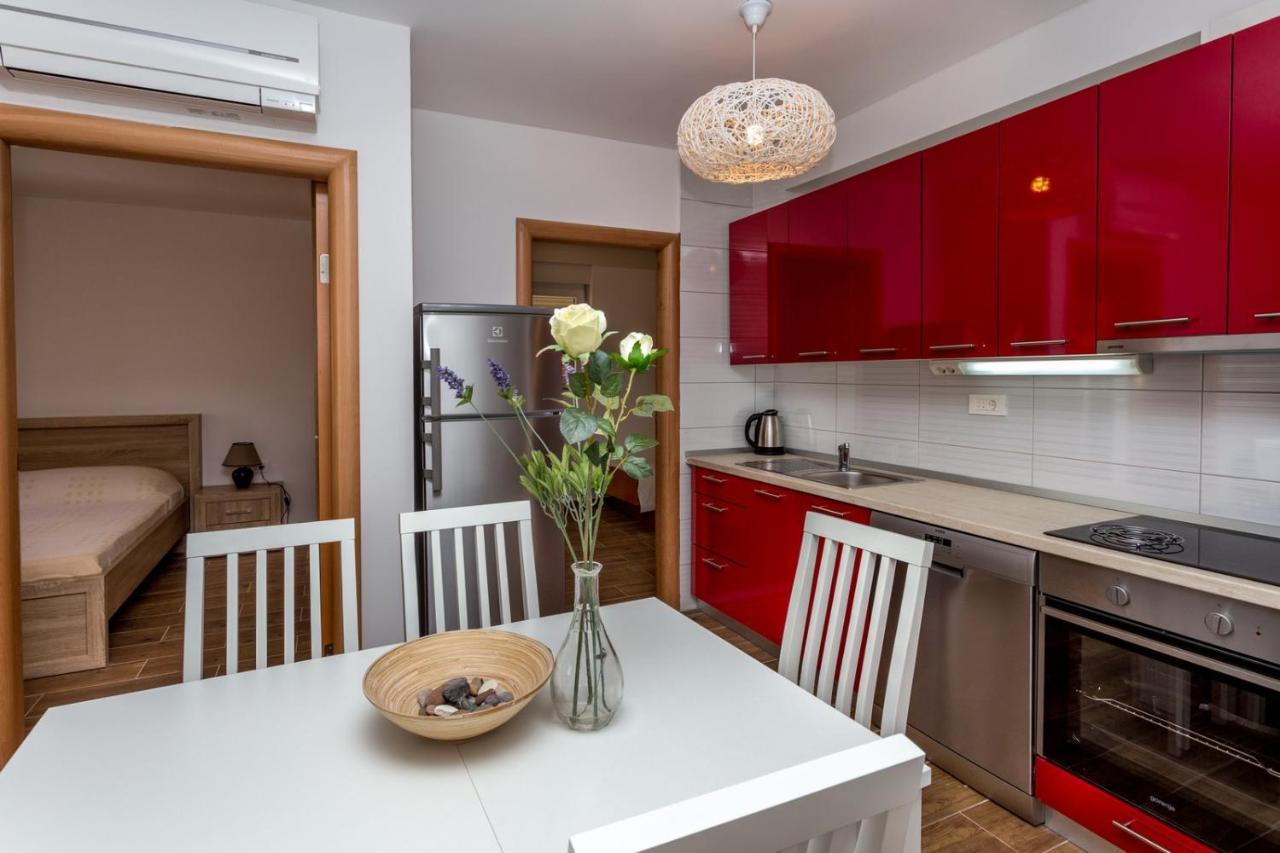 Butique Maris Apartment Комарна Екстериор снимка