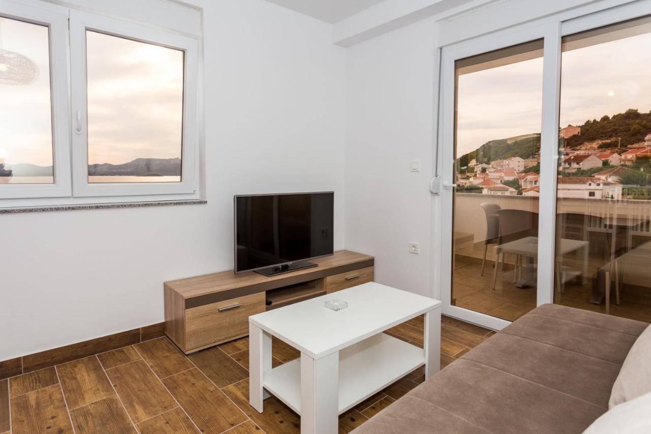 Butique Maris Apartment Комарна Екстериор снимка