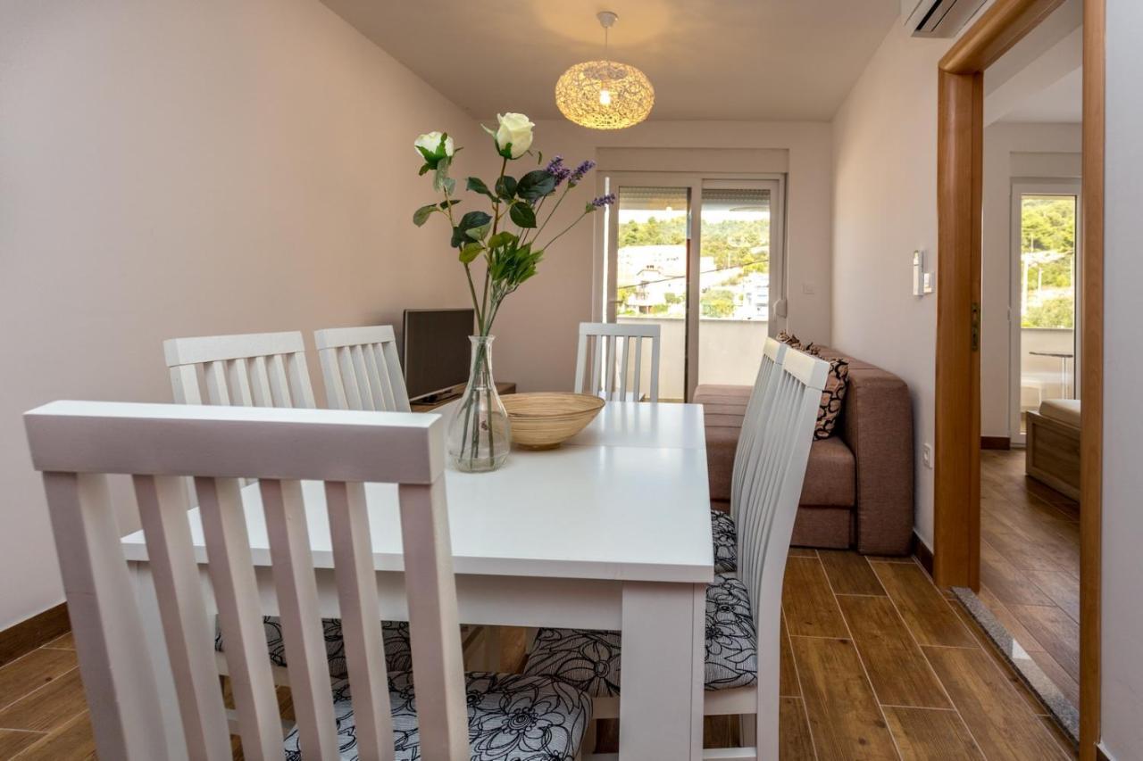 Butique Maris Apartment Комарна Екстериор снимка