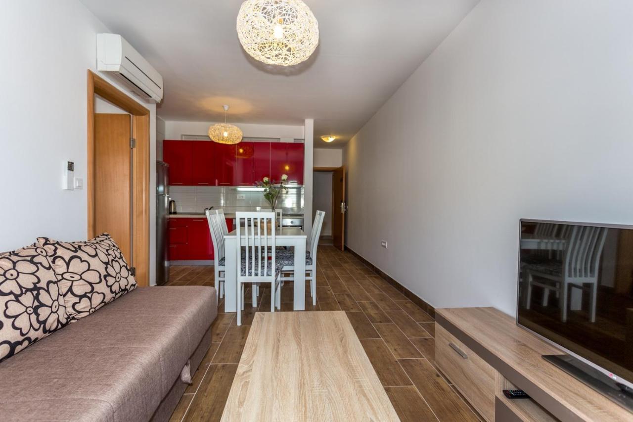 Butique Maris Apartment Комарна Екстериор снимка
