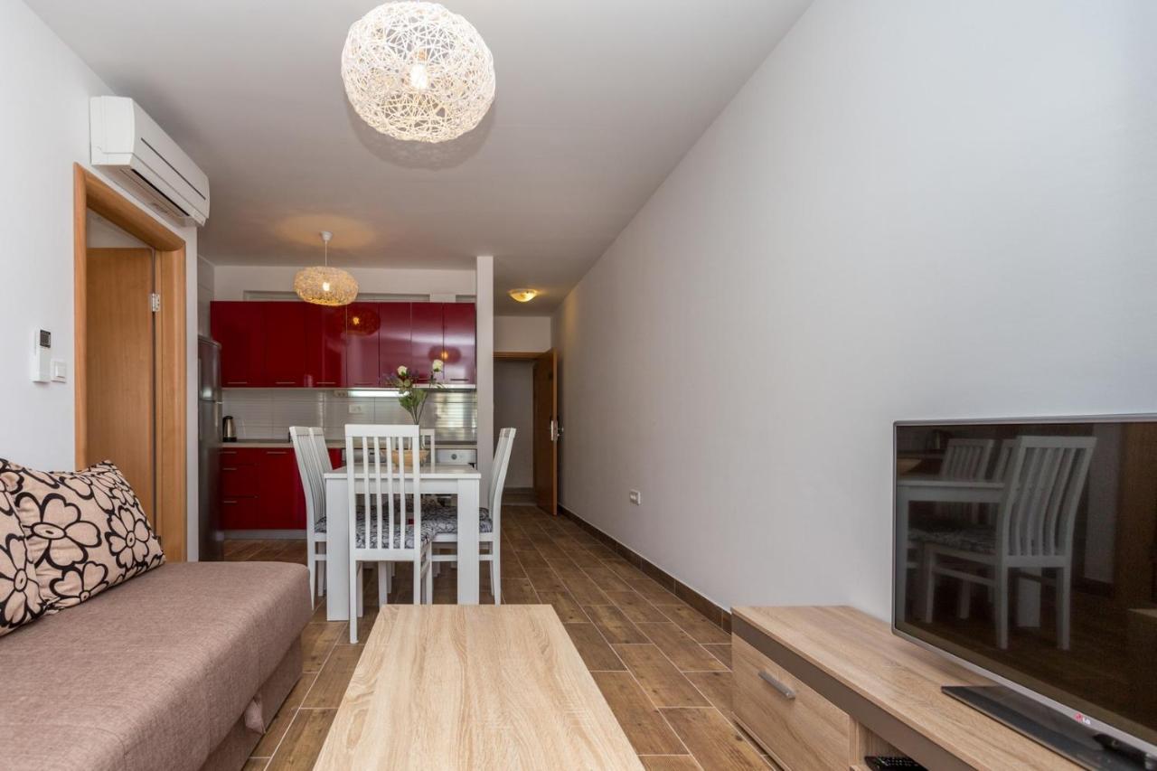 Butique Maris Apartment Комарна Екстериор снимка